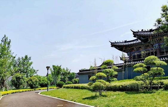 開滿鮮花的小路