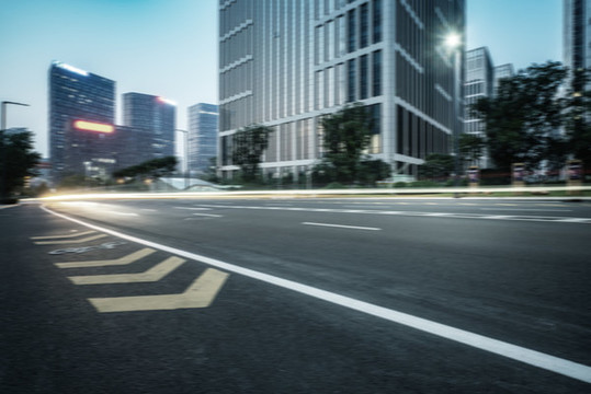清晨的馬路和高樓大廈