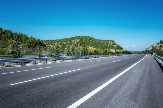 公路彎道和遠(yuǎn)山背景