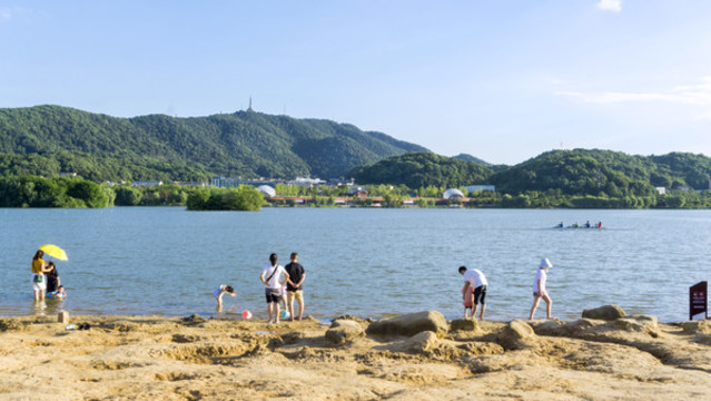 湖畔沙灘