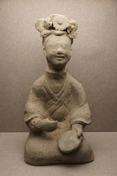 三國擊鼓陶女樂俑
