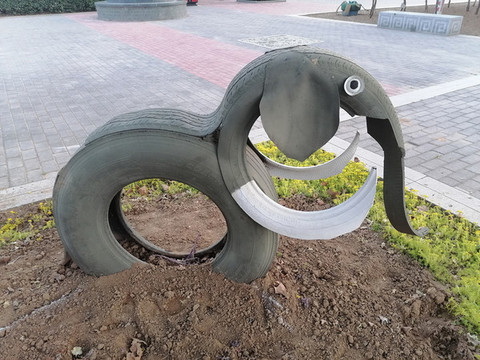 公园里的创意大象塑像
