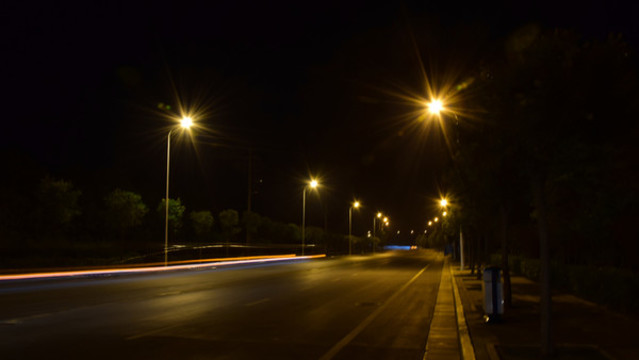 城市道路上的星芒燈光