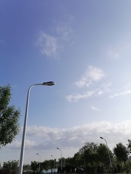藍(lán)天白云下的路燈