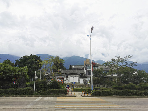 藍(lán)天白云綠草地