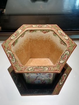 清代同治光彩蝶紋六棱形花盆