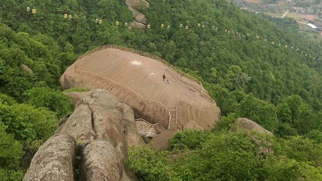 巨石山