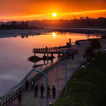 五彩夕陽渭河流