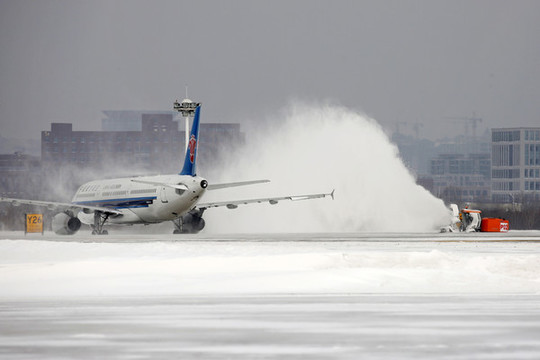 機(jī)場除雪作業(yè)中的大型拋雪車