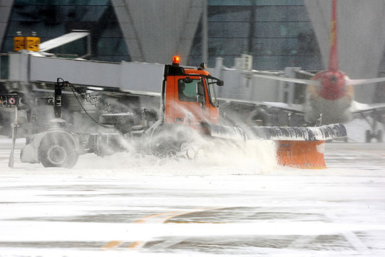 機場除雪車作業(yè)