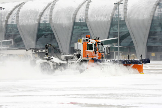 機場除雪車作業(yè)