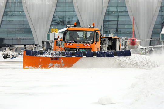機場除雪車作業(yè)