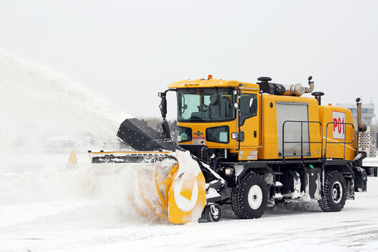 機場除雪作業(yè)中的大型拋雪車