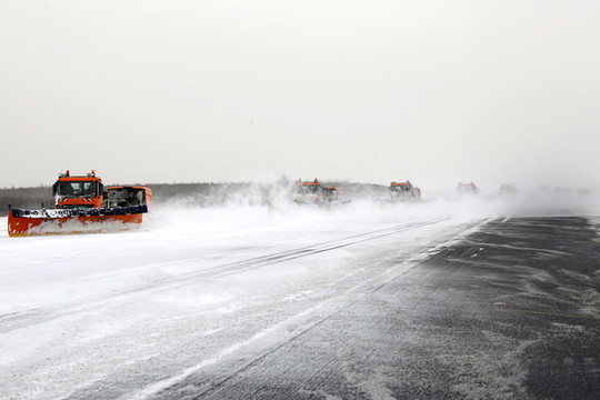 機(jī)場(chǎng)除雪車(chē)編隊(duì)掃雪