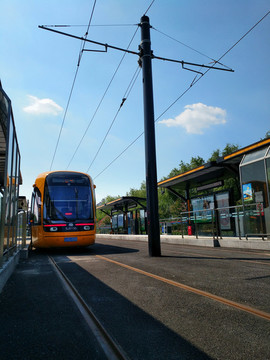 進(jìn)站有軌電車(chē)