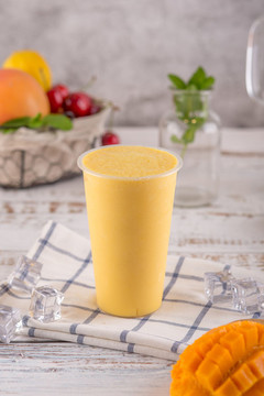 满杯芒果汁饮品高清图