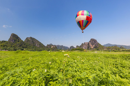 九龍峰林景區(qū)內(nèi)的熱氣球
