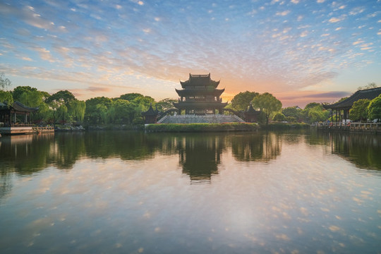 中國(guó)蘇州落日下的山塘街古鎮(zhèn)