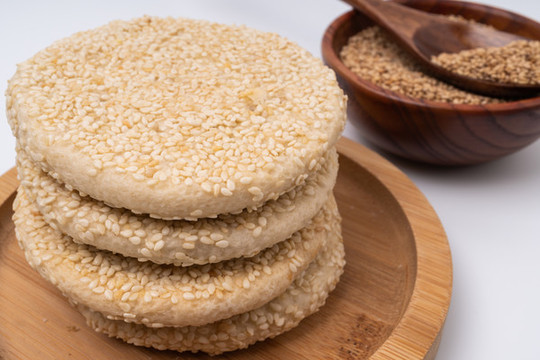 白背景的衡陽(yáng)特寫酥薄月