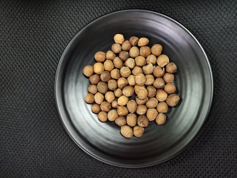 一盤榛子