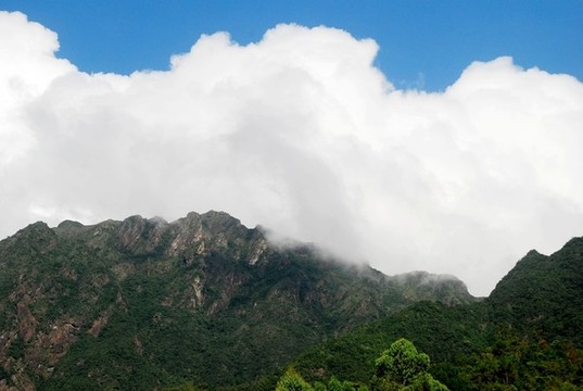 山峰藍天白云