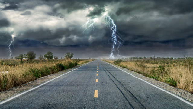 烏云公路閃電陰天暴風(fēng)雨