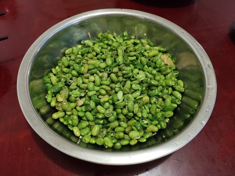 一盆炒青黃豆