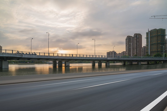 中國(guó)蘇州城市道路和現(xiàn)代建筑