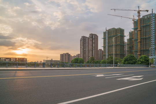 中國(guó)蘇州城市道路和現(xiàn)代建筑