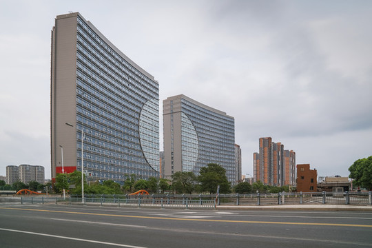 中國(guó)蘇州城市道路和現(xiàn)代建筑
