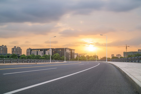 中國(guó)蘇州城市道路和現(xiàn)代建筑