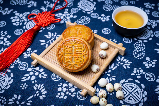 中國風(fēng)蛋黃蓮蓉月餅