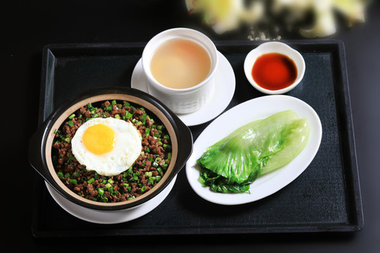 煲仔牛肉飯