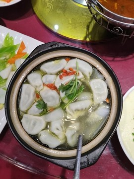雞湯餃子