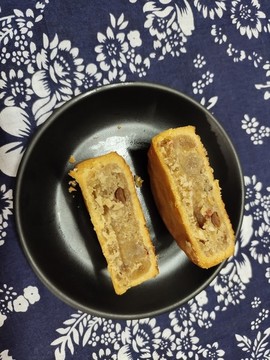 切開的伍仁火腿月餅