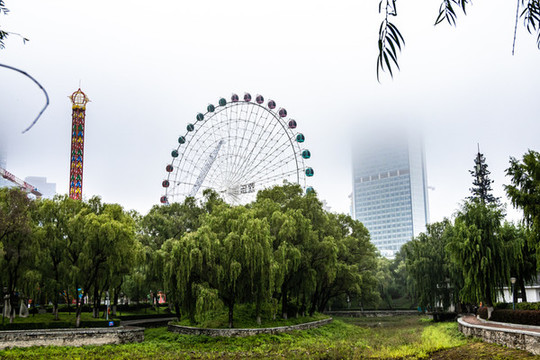 大雾环绕下的中国长春城市景观