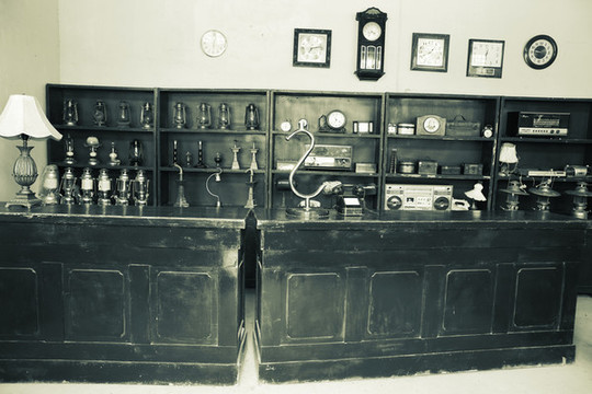 民國鐘表燈具店柜臺(tái)