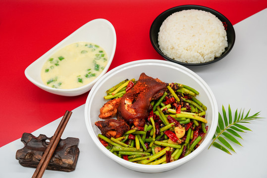 烤豬蹄蒜苔套飯