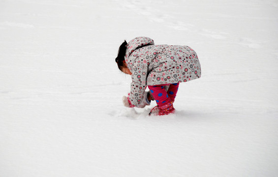 玩雪的小女孩