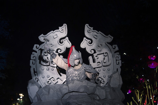 西安大唐不夜城武士活雕塑