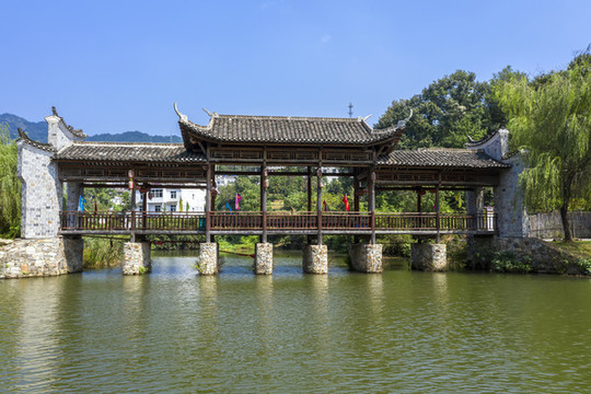 賞月湖上風(fēng)雨橋