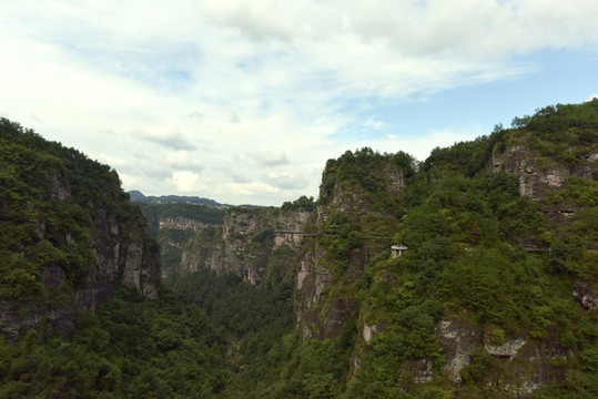 新昌十九峰風(fēng)景區(qū)的千丈幽谷