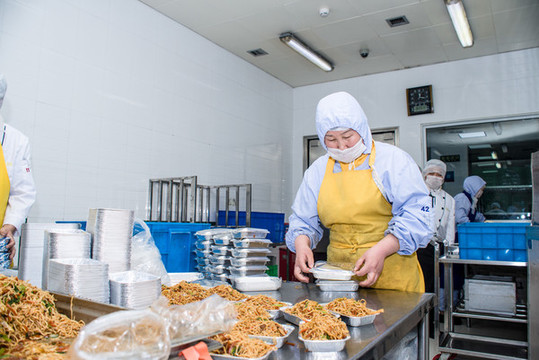 現(xiàn)代化的食品生產(chǎn)廠操作后廚