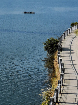 湖畔步道