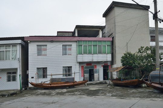 漁村與魚(yú)船