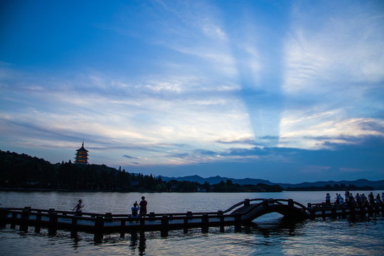 雷峰夕照暮色