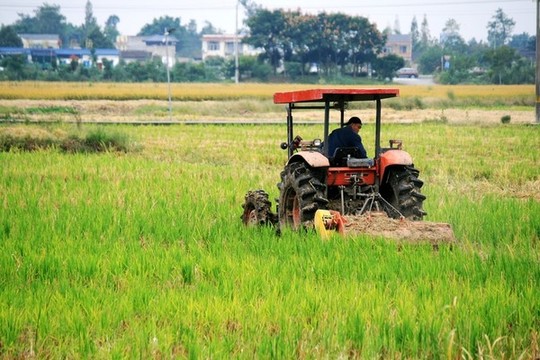 拖拉機(jī)旋耕
