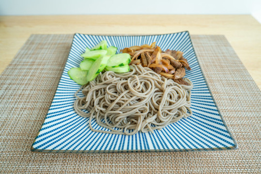 日式傳統(tǒng)美食炒牛肉片涼拌蕎麥