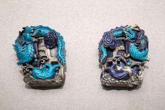 清代素三彩鯉魚(yú)跳龍門(mén)壁瓶