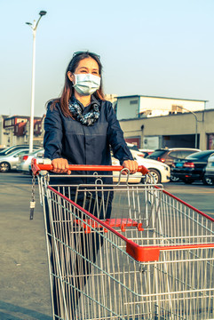手推購物車的女性